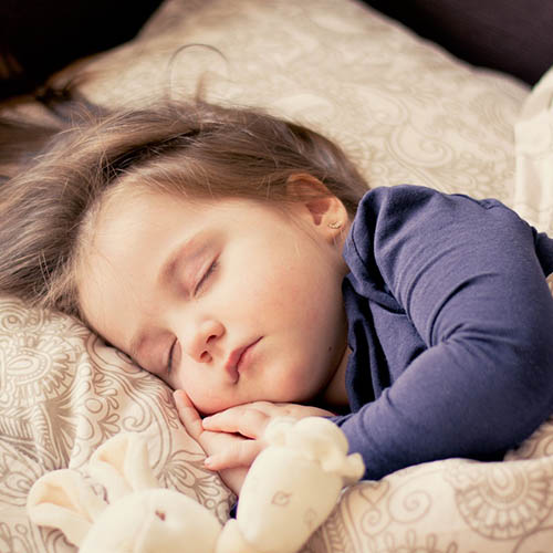  une maman avec son bébé pharmacie HUAULT